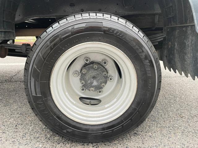 タイタンダッシュ WキャブワイドローDX 5MT 6人乗り 荷台鉄板張り 平ボディ 低床 後輪ダブルタイヤ 最大積載量1250kg 荷台サイズ 長さ210cm 幅160cm 高さ37cm 前席パワーウィンドウ エアコン フロントフォグライト(29枚目)