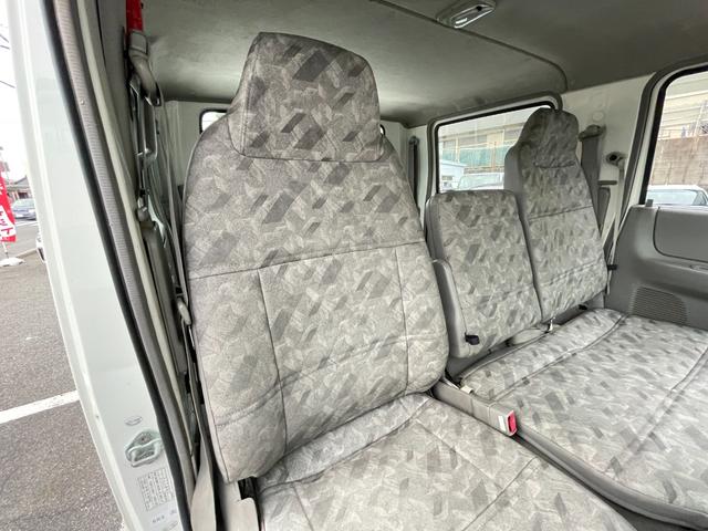 タイタンダッシュ WキャブワイドローDX 5MT 6人乗り 荷台鉄板張り 平ボディ 低床 後輪ダブルタイヤ 最大積載量1250kg 荷台サイズ 長さ210cm 幅160cm 高さ37cm 前席パワーウィンドウ エアコン フロントフォグライト(39枚目)