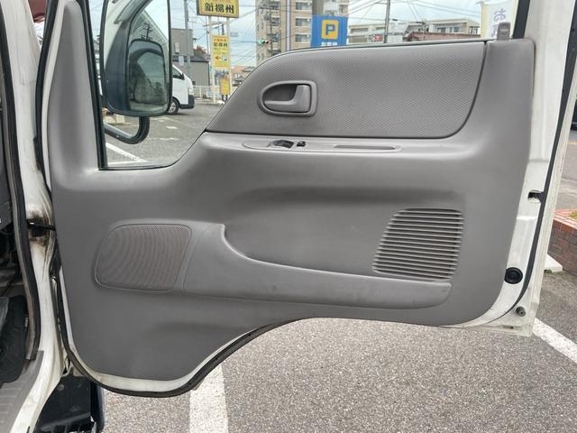 タイタンダッシュ WキャブワイドローDX 5MT 6人乗り 荷台鉄板張り 平ボディ 低床 後輪ダブルタイヤ 最大積載量1250kg 荷台サイズ 長さ210cm 幅160cm 高さ37cm 前席パワーウィンドウ エアコン フロントフォグライト(62枚目)