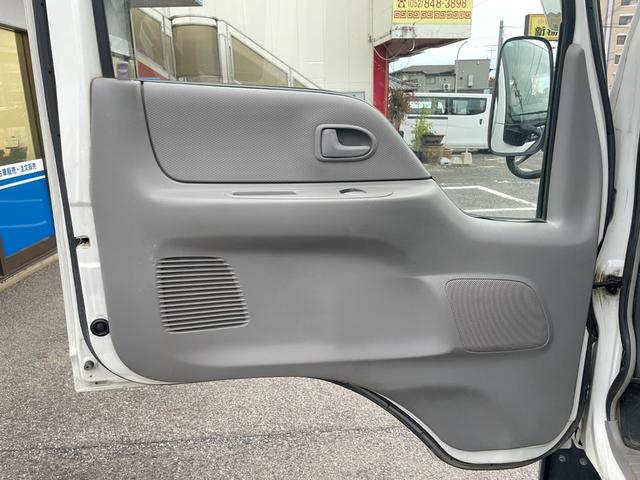 タイタンダッシュ WキャブワイドローDX 5MT 6人乗り 荷台鉄板張り 平ボディ 低床 後輪ダブルタイヤ 最大積載量1250kg 荷台サイズ 長さ210cm 幅160cm 高さ37cm 前席パワーウィンドウ エアコン フロントフォグライト(63枚目)