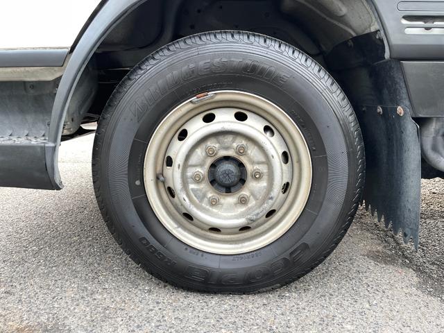 タイタンダッシュ ワイドローＤＸ　ＡＴ　ワンオーナー　平ボディ　荷台鉄板張り　低床　後輪ダブルタイヤ　最大積載量１３５０ｋｇ　荷台サイズ　長さ２８５ｃｍ　幅１６０ｃｍ　高さ３８ｃｍ　ＥＴＣ　純正オーディオ　フォグライト（27枚目）