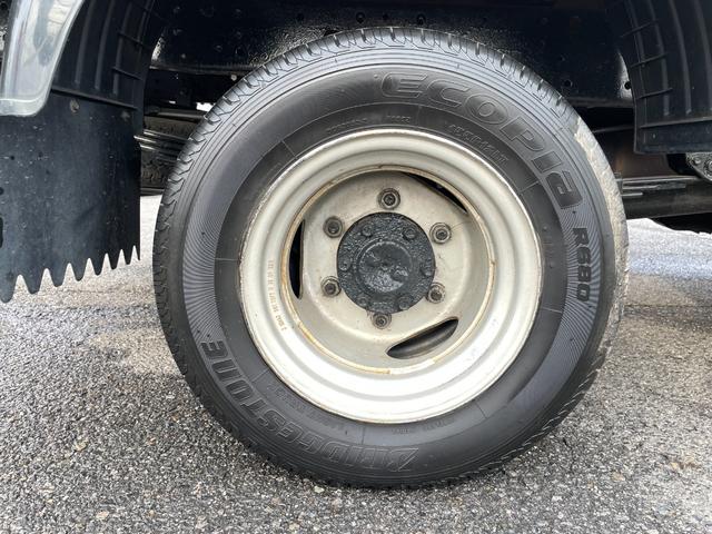 タイタンダッシュ ワイドローＤＸ　ＡＴ　ワンオーナー　平ボディ　荷台鉄板張り　低床　後輪ダブルタイヤ　最大積載量１３５０ｋｇ　荷台サイズ　長さ２８５ｃｍ　幅１６０ｃｍ　高さ３８ｃｍ　ＥＴＣ　純正オーディオ　フォグライト（28枚目）