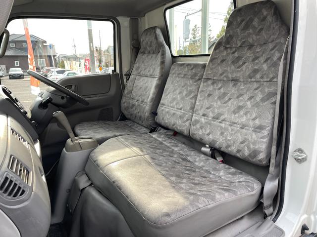 タイタンダッシュ ワイドローＤＸ　ＡＴ　ワンオーナー　平ボディ　荷台鉄板張り　低床　後輪ダブルタイヤ　最大積載量１３５０ｋｇ　荷台サイズ　長さ２８５ｃｍ　幅１６０ｃｍ　高さ３８ｃｍ　ＥＴＣ　純正オーディオ　フォグライト（41枚目）