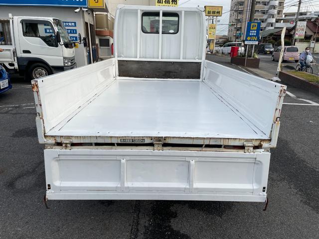 タイタンダッシュ ワイドローＤＸ　ＡＴ　ワンオーナー　平ボディ　荷台鉄板張り　低床　後輪ダブルタイヤ　最大積載量１３５０ｋｇ　荷台サイズ　長さ２８５ｃｍ　幅１６０ｃｍ　高さ３８ｃｍ　ＥＴＣ　純正オーディオ　フォグライト（63枚目）