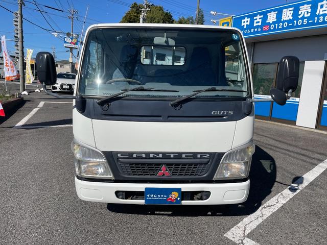 キャンターガッツ ロング全低床ＳＡ　５ＭＴ　平ボディ　荷台鉄板張り　低床　後輪ダブルタイヤ　最大積載量１５００ｋｇ　荷台サイズ　長さ３１０ｃｍ　幅１６０ｃｍ　高さ３７ｃｍ　地上高８２ｃｍ　運転席エアバック　パワーウィンドウ（2枚目）
