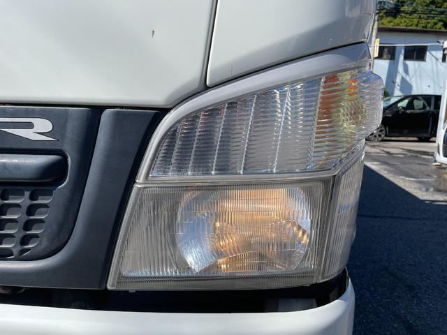 キャンターガッツ ロング全低床ＳＡ　５ＭＴ　平ボディ　荷台鉄板張り　低床　後輪ダブルタイヤ　最大積載量１５００ｋｇ　荷台サイズ　長さ３１０ｃｍ　幅１６０ｃｍ　高さ３７ｃｍ　地上高８２ｃｍ　運転席エアバック　パワーウィンドウ（16枚目）