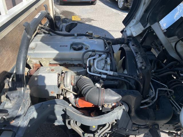 キャンターガッツ ロング全低床ＳＡ　５ＭＴ　平ボディ　荷台鉄板張り　低床　後輪ダブルタイヤ　最大積載量１５００ｋｇ　荷台サイズ　長さ３１０ｃｍ　幅１６０ｃｍ　高さ３７ｃｍ　地上高８２ｃｍ　運転席エアバック　パワーウィンドウ（23枚目）