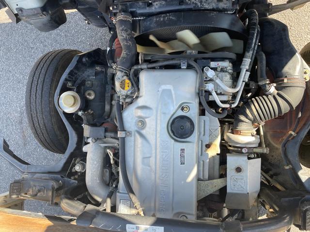 キャンターガッツ ロング全低床ＳＡ　５ＭＴ　平ボディ　荷台鉄板張り　低床　後輪ダブルタイヤ　最大積載量１５００ｋｇ　荷台サイズ　長さ３１０ｃｍ　幅１６０ｃｍ　高さ３７ｃｍ　地上高８２ｃｍ　運転席エアバック　パワーウィンドウ（24枚目）