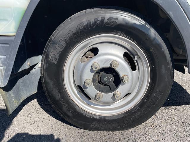 キャンターガッツ ロング全低床ＳＡ　５ＭＴ　平ボディ　荷台鉄板張り　低床　後輪ダブルタイヤ　最大積載量１５００ｋｇ　荷台サイズ　長さ３１０ｃｍ　幅１６０ｃｍ　高さ３７ｃｍ　地上高８２ｃｍ　運転席エアバック　パワーウィンドウ（26枚目）