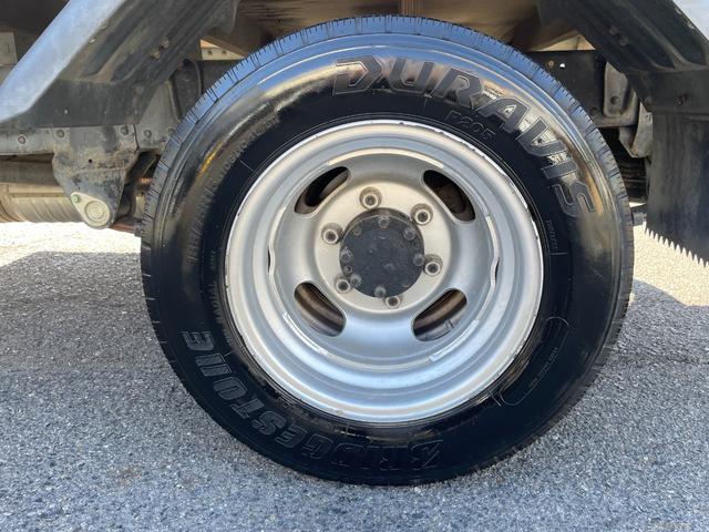 キャンターガッツ ロング全低床ＳＡ　５ＭＴ　平ボディ　荷台鉄板張り　低床　後輪ダブルタイヤ　最大積載量１５００ｋｇ　荷台サイズ　長さ３１０ｃｍ　幅１６０ｃｍ　高さ３７ｃｍ　地上高８２ｃｍ　運転席エアバック　パワーウィンドウ（29枚目）