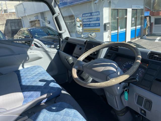 キャンターガッツ ロング全低床ＳＡ　５ＭＴ　平ボディ　荷台鉄板張り　低床　後輪ダブルタイヤ　最大積載量１５００ｋｇ　荷台サイズ　長さ３１０ｃｍ　幅１６０ｃｍ　高さ３７ｃｍ　地上高８２ｃｍ　運転席エアバック　パワーウィンドウ（30枚目）