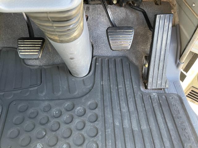 キャンターガッツ ロング全低床ＳＡ　５ＭＴ　平ボディ　荷台鉄板張り　低床　後輪ダブルタイヤ　最大積載量１５００ｋｇ　荷台サイズ　長さ３１０ｃｍ　幅１６０ｃｍ　高さ３７ｃｍ　地上高８２ｃｍ　運転席エアバック　パワーウィンドウ（33枚目）