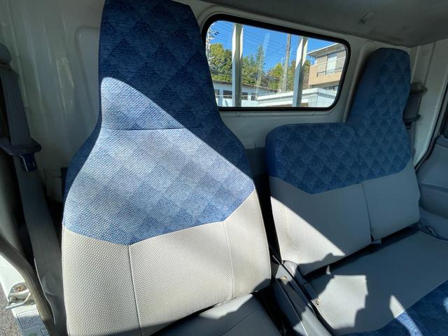 キャンターガッツ ロング全低床ＳＡ　５ＭＴ　平ボディ　荷台鉄板張り　低床　後輪ダブルタイヤ　最大積載量１５００ｋｇ　荷台サイズ　長さ３１０ｃｍ　幅１６０ｃｍ　高さ３７ｃｍ　地上高８２ｃｍ　運転席エアバック　パワーウィンドウ（36枚目）