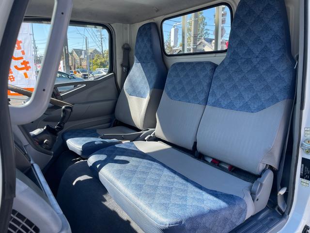 キャンターガッツ ロング全低床ＳＡ　５ＭＴ　平ボディ　荷台鉄板張り　低床　後輪ダブルタイヤ　最大積載量１５００ｋｇ　荷台サイズ　長さ３１０ｃｍ　幅１６０ｃｍ　高さ３７ｃｍ　地上高８２ｃｍ　運転席エアバック　パワーウィンドウ（39枚目）