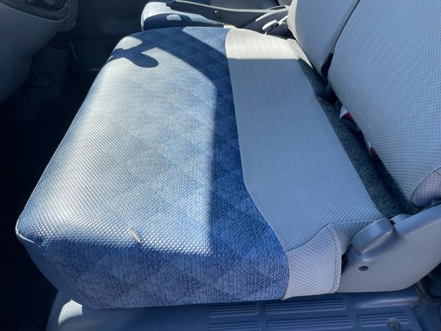 キャンターガッツ ロング全低床ＳＡ　５ＭＴ　平ボディ　荷台鉄板張り　低床　後輪ダブルタイヤ　最大積載量１５００ｋｇ　荷台サイズ　長さ３１０ｃｍ　幅１６０ｃｍ　高さ３７ｃｍ　地上高８２ｃｍ　運転席エアバック　パワーウィンドウ（41枚目）