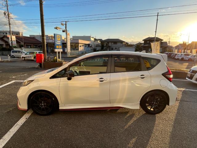 ノート ニスモ　Ｓ　５ＭＴ　後期　ドライブレコーダー　純正メモリーナビ　フルセグ　ＤＶＤ再生　ｂｌｕｅｔｏｏｔｈ　バックカメラ　ＥＴＣ　ＬＥＤ　リアフォグライト　オートライト　スパルコ１７インチアルミ　プッシュスタート（10枚目）