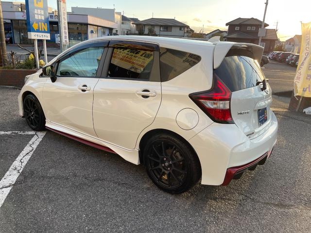 ノート ニスモ　Ｓ　５ＭＴ　後期　ドライブレコーダー　純正メモリーナビ　フルセグ　ＤＶＤ再生　ｂｌｕｅｔｏｏｔｈ　バックカメラ　ＥＴＣ　ＬＥＤ　リアフォグライト　オートライト　スパルコ１７インチアルミ　プッシュスタート（11枚目）