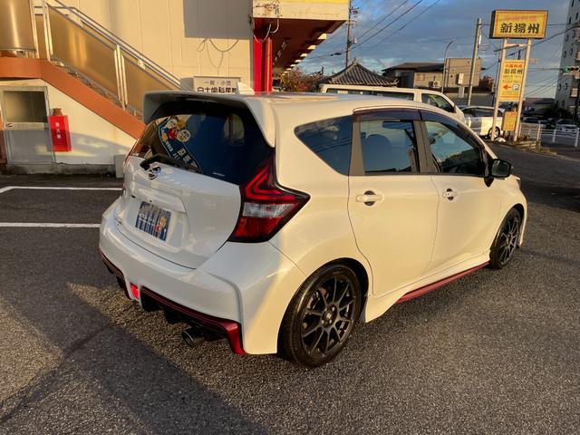 ノート ニスモ　Ｓ　５ＭＴ　後期　ドライブレコーダー　純正メモリーナビ　フルセグ　ＤＶＤ再生　ｂｌｕｅｔｏｏｔｈ　バックカメラ　ＥＴＣ　ＬＥＤ　リアフォグライト　オートライト　スパルコ１７インチアルミ　プッシュスタート（13枚目）