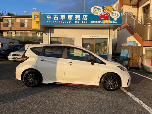 ノート ニスモ　Ｓ　５ＭＴ　後期　ドライブレコーダー　純正メモリーナビ　フルセグ　ＤＶＤ再生　ｂｌｕｅｔｏｏｔｈ　バックカメラ　ＥＴＣ　ＬＥＤ　リアフォグライト　オートライト　スパルコ１７インチアルミ　プッシュスタート（14枚目）