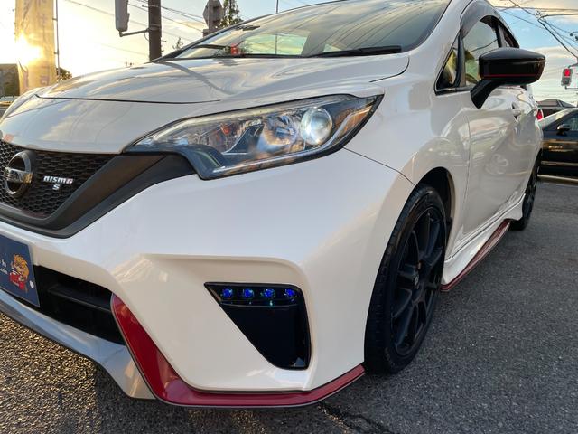 ノート ニスモ　Ｓ　５ＭＴ　後期　ドライブレコーダー　純正メモリーナビ　フルセグ　ＤＶＤ再生　ｂｌｕｅｔｏｏｔｈ　バックカメラ　ＥＴＣ　ＬＥＤ　リアフォグライト　オートライト　スパルコ１７インチアルミ　プッシュスタート（18枚目）