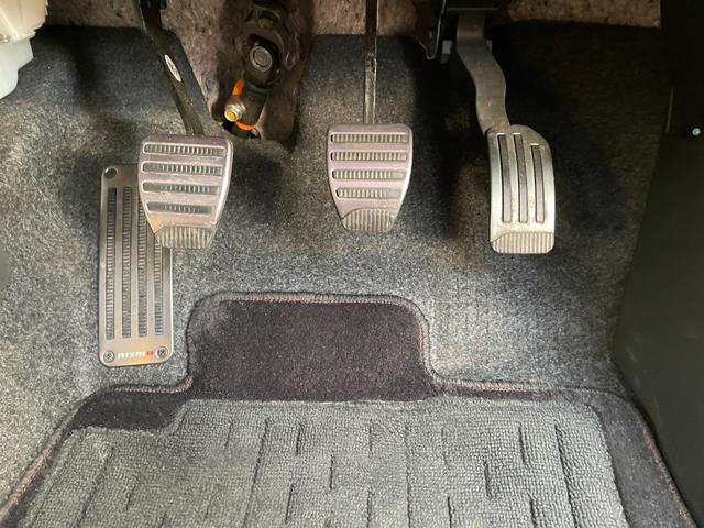 ノート ニスモ　Ｓ　５ＭＴ　後期　ドライブレコーダー　純正メモリーナビ　フルセグ　ＤＶＤ再生　ｂｌｕｅｔｏｏｔｈ　バックカメラ　ＥＴＣ　ＬＥＤ　リアフォグライト　オートライト　スパルコ１７インチアルミ　プッシュスタート（34枚目）