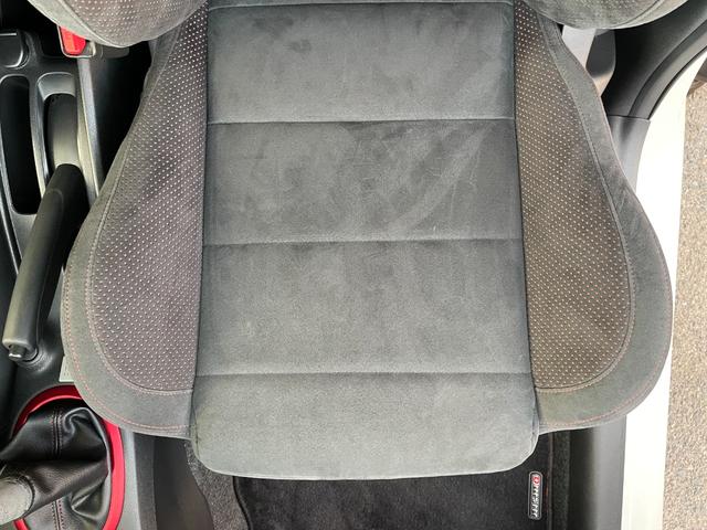 ノート ニスモ　Ｓ　５ＭＴ　後期　ドライブレコーダー　純正メモリーナビ　フルセグ　ＤＶＤ再生　ｂｌｕｅｔｏｏｔｈ　バックカメラ　ＥＴＣ　ＬＥＤ　リアフォグライト　オートライト　スパルコ１７インチアルミ　プッシュスタート（43枚目）