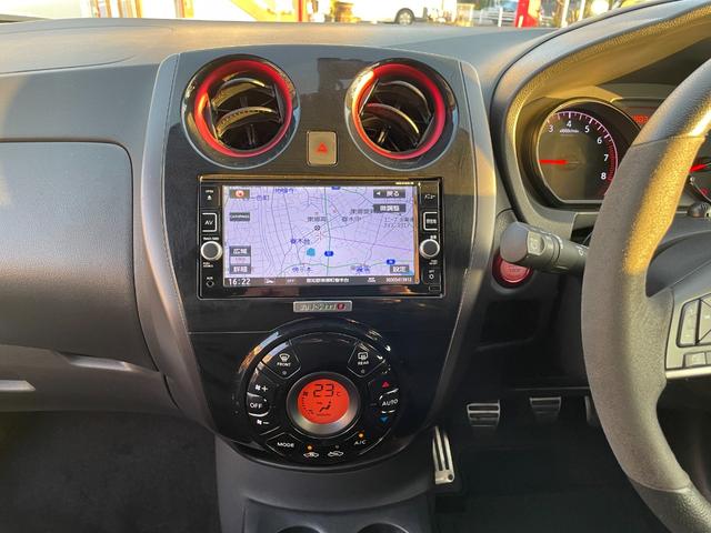 ノート ニスモ　Ｓ　５ＭＴ　後期　ドライブレコーダー　純正メモリーナビ　フルセグ　ＤＶＤ再生　ｂｌｕｅｔｏｏｔｈ　バックカメラ　ＥＴＣ　ＬＥＤ　リアフォグライト　オートライト　スパルコ１７インチアルミ　プッシュスタート（46枚目）