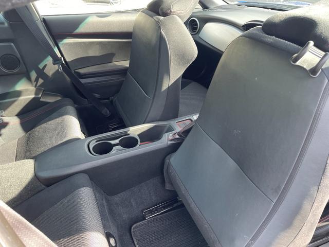 前席と後席のスペースもご覧の通りゆったりしているので大人の方も余裕があります！！