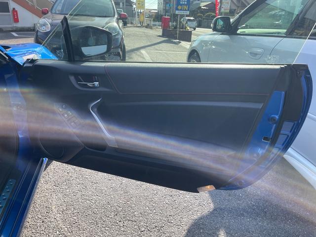 ドアパネル、ドアノブ、サイドポケットまで隅々清掃してあります！