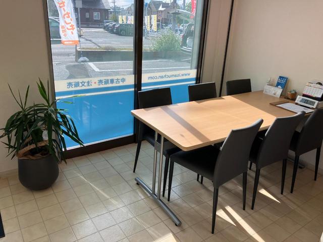 販売だけではなく、お車の事であれば何なりと当店へお任せ下さいませ！