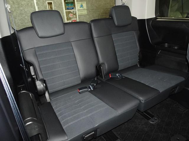 デリカＤ：５ シャモニー　特別仕様車　サイドステップ装着車　両側パワースライドドア　専用１１型ナビゲーション　アラウンドビューモニター　社外１６インチアルミホイール　オープンカントリータイヤ　マットガード　パワーバックドア（11枚目）