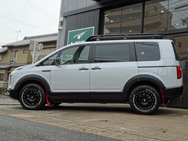 デリカＤ：５ シャモニー　特別仕様車　サイドステップ装着車　両側パワースライドドア　専用１１型ナビゲーション　アラウンドビューモニター　社外１６インチアルミホイール　オープンカントリータイヤ　マットガード　パワーバックドア（63枚目）