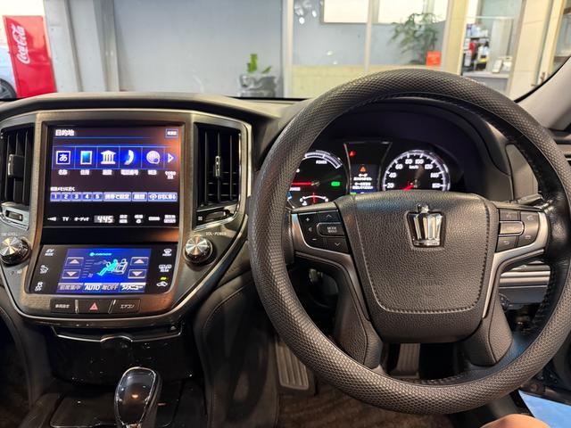 クラウンハイブリッド アスリートＳ　純正ナビ　フルセグ　バックカメラ　ＥＴＣ　本革シート　パワーシート　シートヒーター　クルーズコントロール　スマートキー　ステアリングヒーター　ＨＩＤオートライト　フォグランプ　純正アルミ　スペアキー（12枚目）