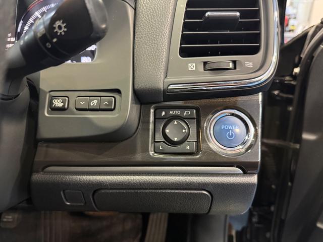 クラウンハイブリッド アスリートＳ　純正ナビ　フルセグ　バックカメラ　ＥＴＣ　本革シート　パワーシート　シートヒーター　クルーズコントロール　スマートキー　ステアリングヒーター　ＨＩＤオートライト　フォグランプ　純正アルミ　スペアキー（15枚目）