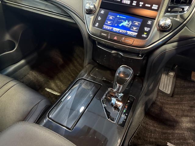 クラウンハイブリッド アスリートＳ　純正ナビ　フルセグ　バックカメラ　ＥＴＣ　本革シート　パワーシート　シートヒーター　クルーズコントロール　スマートキー　ステアリングヒーター　ＨＩＤオートライト　フォグランプ　純正アルミ　スペアキー（18枚目）