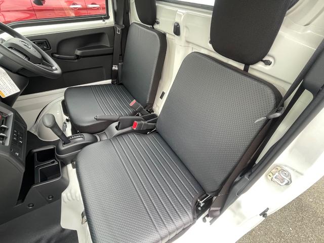 ハイゼットトラック スタンダード スマートアシスト スーパーUVカットガラス リヤコンビネーションランプ(LEDテール&ストップランプ) プリントレザーシート表皮 電動パワーステアリング マニュアルエアコン AM/FMラジオ(12枚目)