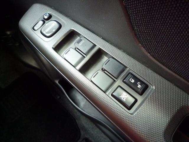 ステラ カスタムＲリミテッド　４ＷＤ　・スタッドレスタイヤ・車検９年３月・ナビ・テレビ・ＥＴＣ・ＨＩＤ・Ｂｌｕｅｔｏｏｔｈオーディオ・禁煙車・純正アルミホイール・フルエアロ・ＯＢＤＩＩ機関診断済み・記録簿・取説（6枚目）