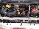 目立ったオイルもれや汚れの少ないエンジンルーム。