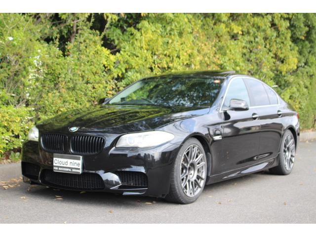 ５２８ｉ　当社買取直販　Ｍ５仕様　Ｍ５フロントバンパー　Ｍ５リアバンパー　四本出しマフラー　リアスポイラー　ローダウンサス　社外アルミ　ブラックグリル　スマートキー　スペアキー(3枚目)