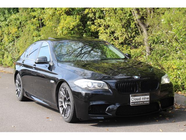 ５２８ｉ　当社買取直販　Ｍ５仕様　Ｍ５フロントバンパー　Ｍ５リアバンパー　四本出しマフラー　リアスポイラー　ローダウンサス　社外アルミ　ブラックグリル　スマートキー　スペアキー(4枚目)