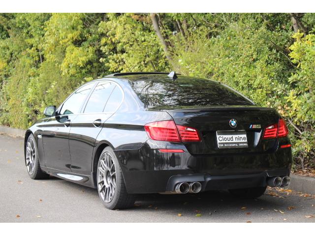 ５シリーズ ５２８ｉ　当社買取直販　Ｍ５仕様　Ｍ５フロントバンパー　Ｍ５リアバンパー　四本出しマフラー　リアスポイラー　ローダウンサス　社外アルミ　ブラックグリル　スマートキー　スペアキー（6枚目）