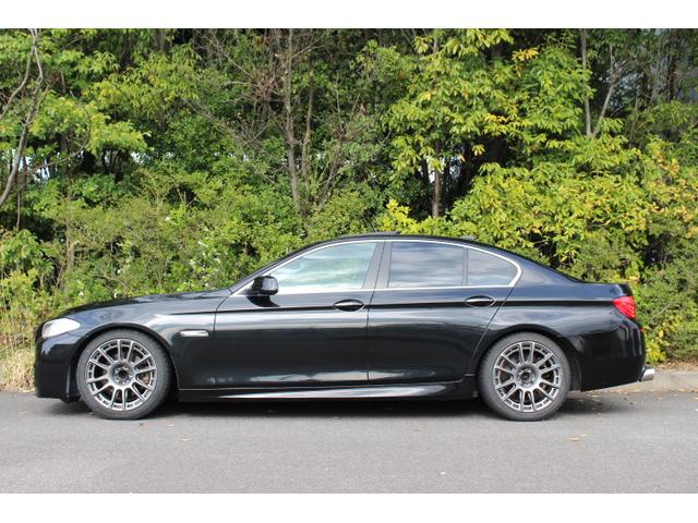 ５２８ｉ　当社買取直販　Ｍ５仕様　Ｍ５フロントバンパー　Ｍ５リアバンパー　四本出しマフラー　リアスポイラー　ローダウンサス　社外アルミ　ブラックグリル　スマートキー　スペアキー(8枚目)