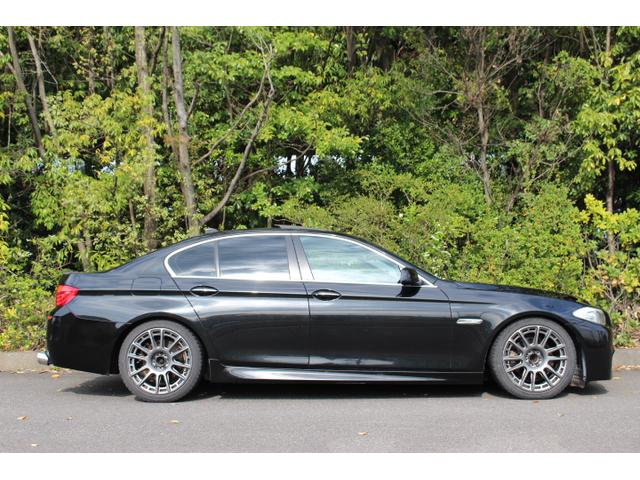 ５２８ｉ　当社買取直販　Ｍ５仕様　Ｍ５フロントバンパー　Ｍ５リアバンパー　四本出しマフラー　リアスポイラー　ローダウンサス　社外アルミ　ブラックグリル　スマートキー　スペアキー(9枚目)