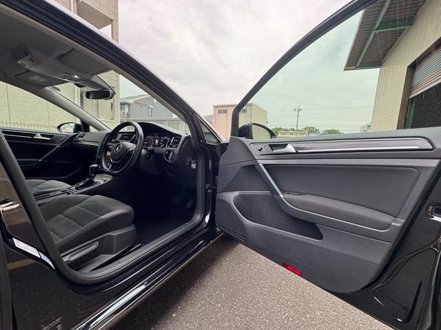 ゴルフ ＴＳＩ　ハイライン　テックエディション　フロントアシスト　ＬＥＤヘッドライト　ブラインドスポットモニター　レーダークルーズコントロール　レーンキープアシスト　純正メーカーナビ　フルセグＴＶ　ＥＴＣ２．０　パドルシフト　純正１７インチＡＷ（21枚目）