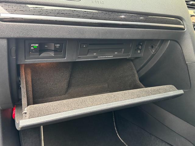 ゴルフ ＴＳＩ　ハイライン　テックエディション　フロントアシスト　ＬＥＤヘッドライト　ブラインドスポットモニター　レーダークルーズコントロール　レーンキープアシスト　純正メーカーナビ　フルセグＴＶ　ＥＴＣ２．０　パドルシフト　純正１７インチＡＷ（51枚目）