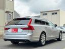 Ｖ９０ Ｔ５　モメンタム　レザーシート　全方位カメラ　ルーフレール　レーダークルーズコントロール　クリアランスソナー　レーンキープアシスト　ブラインドスポットモニター　オートハイビーム（6枚目）