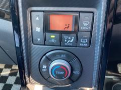 温度設定すれば自動で車内の温度管理をしてくれるオートエアコン付き♪ 7