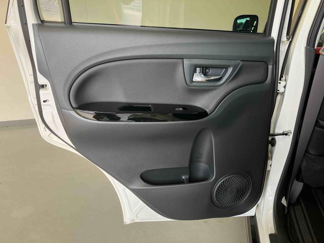 後席ドア　５００ｍｌペットボトル収納できます