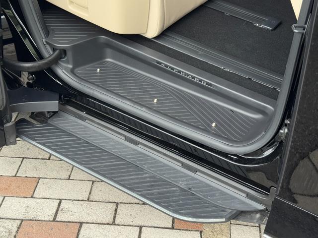 アルファードハイブリッド エグゼクティブラウンジ　モデリスタエアロ　４ＷＤ　１４型後席モニター　ＪＢＬサウンド　ユニバーサルステップ　左右独立ムーンルーフ　パノマミックビューモニター　トヨタメームメイト　アドバンスドパーク　ヘッドアップディスプレイ（7枚目）
