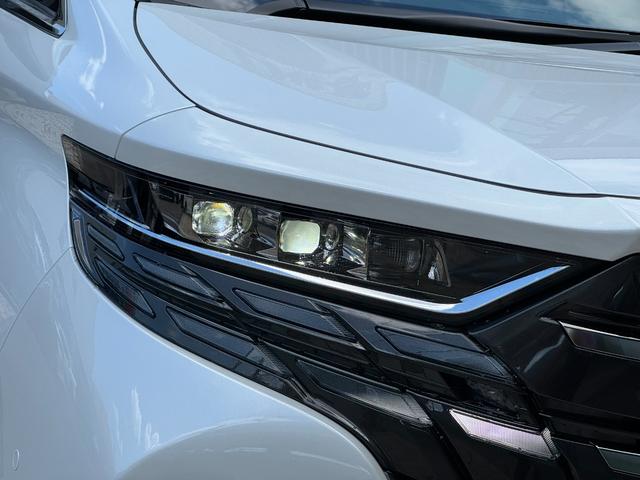 ３眼ＬＥＤヘッドランプ☆彡（オートレベリング機能付）＋ＬＥＤクリアランスランプ（デイタイムランニングランプ機能付）＋ＬＥＤコーナリングランプ＋ＬＥＤシーケンシャルターンランプ☆